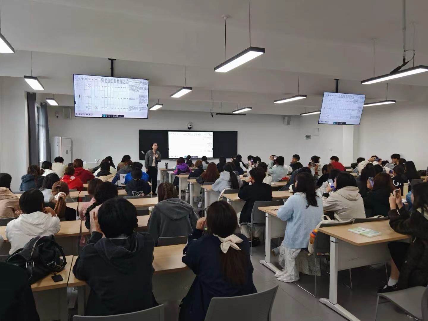 教学质量监测与评估中心组织召开25级学生教学信息员培训大会